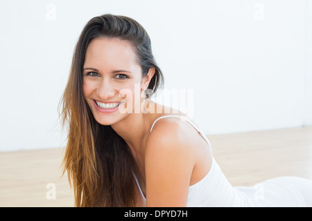 Portrait d'une femme gaie fit in fitness studio Banque D'Images
