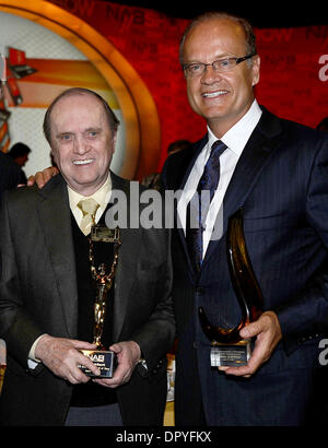 Apr 20, 2009 - Las Vegas, Nevada, USA - Célébrant son 50e année de radiodiffusion et de télévision Bob Newhart a été intronisé au NAB 2009 broadcasting hall of fame et l'acteur Kelsey Grammer avec le Prix du président de la télévision au cours de la première journée du salon NAB 2009 à Las Vegas, NV. NAB est produit par l'Association nationale des radiodiffuseurs. (Crédit Image : © Gene Blevins/Los Angeles Banque D'Images