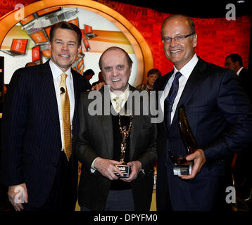 Apr 20, 2009 - Las Vegas, Nevada, USA - DAVID REHR Président et chef de la NAB, Bob Newhart et Kelsey Grammer posent ensemble lors du premier jour du salon NAB 2009 à Las Vegas, NV. NAB est produit par l'Association nationale des radiodiffuseurs. (Crédit Image : © Gene Blevins/Los Angeles Daily News/ZUMA Press) RESTRICTIONS : * DÉPART * Droits de tabloïds USA Banque D'Images