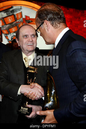 Apr 20, 2009 - Las Vegas, Nevada, USA - Célébrant son 50e année de radiodiffusion et de télévision Bob Newhart a été intronisé au NAB 2009 broadcasting hall of fame et l'acteur Kelsey Grammer avec le Prix du président de la télévision au cours de la première journée du salon NAB 2009 à Las Vegas, NV. NAB est produit par l'Association nationale des radiodiffuseurs. (Crédit Image : © Gene Blevins/Los Angeles D Banque D'Images