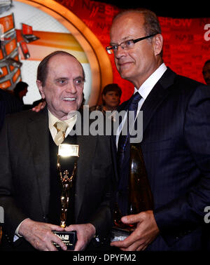 Apr 20, 2009 - Las Vegas, Nevada, USA - Célébrant son 50e année de radiodiffusion et de télévision Bob Newhart a été intronisé au NAB 2009 broadcasting hall of fame et l'acteur Kelsey Grammer avec le Prix du président de la télévision au cours de la première journée du salon NAB 2009 à Las Vegas, NV. NAB est produit par l'Association nationale des radiodiffuseurs. (Crédit Image : © Gene Blevins/Los Angeles D Banque D'Images