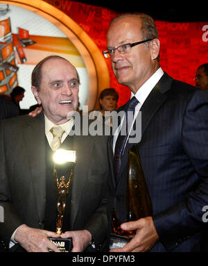 Apr 20, 2009 - Las Vegas, Nevada, USA - Célébrant son 50e année de radiodiffusion et de télévision Bob Newhart a été intronisé au NAB 2009 broadcasting hall of fame et l'acteur Kelsey Grammer avec le Prix du président de la télévision au cours de la première journée du salon NAB 2009 à Las Vegas, NV. NAB est produit par l'Association nationale des radiodiffuseurs. (Crédit Image : © Gene Blevins/Los Angeles D Banque D'Images