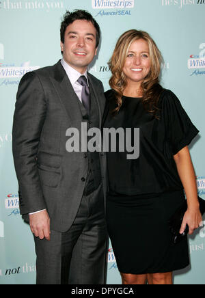 2 févr. 2009 - Hollywood, Californie, USA - l'acteur Jimmy Fallon & femme arrivant au "Il est juste pas qu'en vous' Première mondiale tenue au Grauman's Chinese Theatre. (Crédit Image : © Lisa O'Connor/ZUMA Press) Banque D'Images