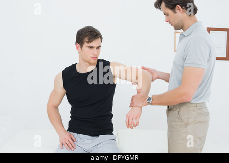L'examen d'une physiothérapeute mâle mans hand Banque D'Images