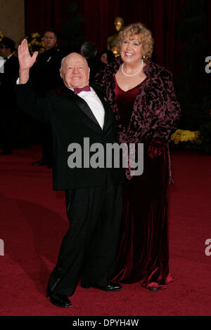 Feb 22, 2009 - Los Angeles, Californie, USA - Mickey Rooney et épouse, Jan ROONEY arrivant à la 81e Academy Awards annuel tenu à le Kodak Theatre à Hollywood. (Crédit Image : © Lisa O'Connor/ZUMA Press) Banque D'Images