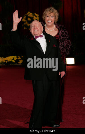 Feb 22, 2009 - Los Angeles, Californie, USA - Mickey Rooney et épouse, Jan ROONEY arrivant à la 81e Academy Awards annuel tenu à le Kodak Theatre à Hollywood. (Crédit Image : © Lisa O'Connor/ZUMA Press) Banque D'Images