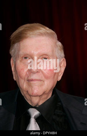 Feb 22, 2009 - Hollywood, Californie, USA - Sumner Redstone arrivant à la 81e Academy Awards annuel tenu à le Kodak Theatre à Hollywood. (Crédit Image : © Lisa O'Connor/ZUMA Press) Banque D'Images