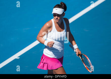 Melbourne, Victoria, Australie. 17 Jan, 2014. 17 janvier 2014 : Casey Dellacqua (AUS) en action dans un 3e tour contre Jie Zheng (CHN) le jour 5 de l'Australian Open 2014 Tournoi de tennis du grand chelem à Melbourne Park, Melbourne, Australie. Bas Sydney/Cal Sport Media/Alamy Live News Banque D'Images