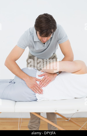 Physiotherapist examining Male mans retour Banque D'Images