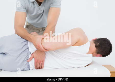 Physiotherapist examining Male mans retour Banque D'Images