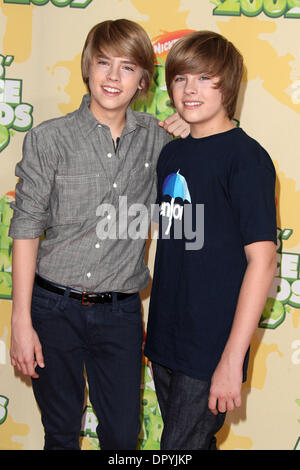 Mar 28, 2009 - Westwood, Californie, USA - Acteurs DYLAN & Cole Sprouse arrivant à Nickelodeon's 22nd Annual Kids' Choice Awards qui a eu lieu à l'UCLA's Pauley Pavilion. (Crédit Image : © Lisa O'Connor/ZUMA Press) Banque D'Images
