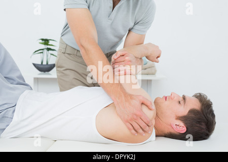 L'examen d'une physiothérapeute mâle mans hand Banque D'Images