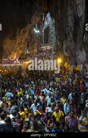 Kuala Lumpur, Malaisie. 17 janvier 2014. Les dévots prendre part à la fête hindoue de Thaipusam au Batu Caves, dans la banlieue de Kuala Lumpur, Malaisie, le 17 janvier, 2014. La population tamoule hindoue de la Malaisie célèbre Thaipusam, une journée d'action de grâce et la pénitence. Thaipusam honore Murugan, le dieu hindou de la guerre et la victoire, et les participants ont rendez-vous à des mesures extrêmes pour montrer leur gratitude. Plus d'un million de personnes sont attendues pour visiter les Grottes de Batu aujourd'hui. Dossier de crédit : Asie/Alamy Live News Banque D'Images