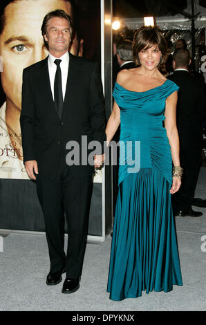 8 déc 2008 - Westwood, Californie, USA - Actrice LISA RINNA ET HARRY HAMLIN Acteur arrivant à 'l'Etrange histoire de Benjamin Button' Los Angeles Premiere tenue au vilage Mann Theatre. (Crédit Image : © Lisa O'Connor/ZUMA Press) Banque D'Images