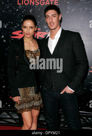 17 décembre 2008 - Hollywood, Californie, USA - Actrice LEONOR VARELA & Acteur Eric Balfour arrivant dans 'l'esprit' Los Angeles Premiere tenue au Théâtre Chinois de Mann. (Crédit Image : © Lisa O'Connor/ZUMA Press) Banque D'Images