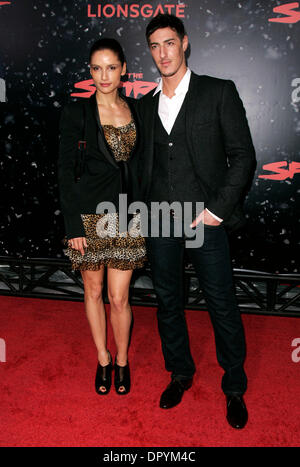 17 décembre 2008 - Hollywood, Californie, USA - Actrice LEONOR VARELA & Acteur Eric Balfour arrivant dans 'l'esprit' Los Angeles Premiere tenue au Théâtre Chinois de Mann. (Crédit Image : © Lisa O'Connor/ZUMA Press) Banque D'Images