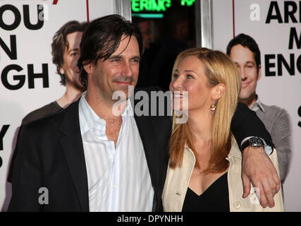 Mar 17, 2009 - Westwood, Californie, USA - l'Acteur JON HAMM et actrice JENNIFER WESTFELDT arrivant à "I Love You, Man' Los Angeles Premiere tenue au Mann Village Theatre. (Crédit Image : © Lisa O'Connor/ZUMA Press) Banque D'Images