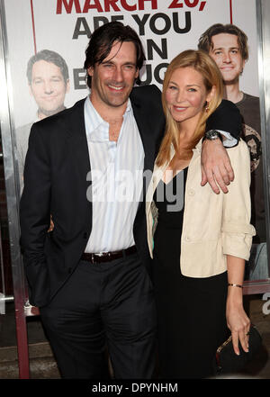 Mar 17, 2009 - Westwood, Californie, USA - l'Acteur JON HAMM et actrice JENNIFER WESTFELDT arrivant à "I Love You, Man' Los Angeles Premiere tenue au Mann Village Theatre. (Crédit Image : © Lisa O'Connor/ZUMA Press) Banque D'Images