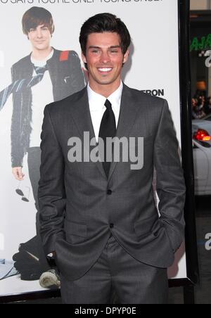 Apr 14, 2009 - Hollywood, Californie, USA - l'Acteur ADAM GREGORY arrivant à la '17 Again' Los Angeles Premiere Premiere tenue au Théâtre Chinois de Mann. (Crédit Image : Â© Lisa O'Connor/ZUMA Press) Banque D'Images