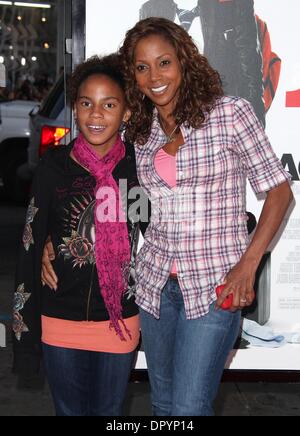 Apr 14, 2009 - Hollywood, Californie, USA - Actrice HOLLY ROBINSON PEETE-fille & RYAN arrivant à la '17 Again' Los Angeles Premiere Premiere tenue au Théâtre Chinois de Mann. (Crédit Image : Â© Lisa O'Connor/ZUMA Press) Banque D'Images