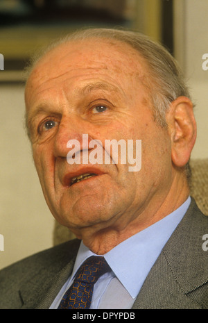 Lord Sieff portrait homme d'affaires britannique Président de Marks Spencer dans son bureau au grand magasin M&S Oxford Street.1980s HOMER SYKES Banque D'Images