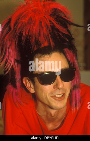 Tony James portrait de l'homme avant du groupe de punk rock des années 1980 Sigue Sigue Spoutnik. Newcastle upon Tyne 1986 HOMER SYKES Banque D'Images