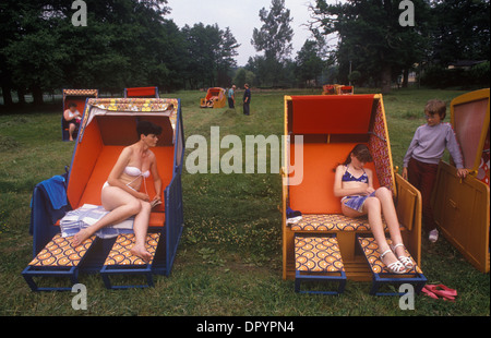 Boitzenburg, Allemagne de l'est. Les familles de l'armée est-allemande qui utilisent des transats doubles dans un centre de vacances d'État ont payé en partie par le gouvernement des années 1990 HOMER SYKES Banque D'Images