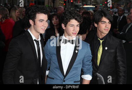 Feb 2009 - Hollywood, Californie, USA - Les JONAS BROTHERS arrivant à l 'Jonas Brothers : The 3D Concert Experience' tenue à l'El Capitan Theatre. (Crédit Image : Â© Lisa O'Connor/ZUMA Press) Banque D'Images