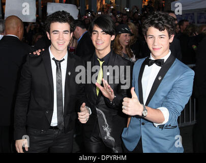 Feb 2009 - Hollywood, Californie, USA - Les JONAS BROTHERS arrivant à l 'Jonas Brothers : The 3D Concert Experience' tenue à l'El Capitan Theatre. (Crédit Image : Â© Lisa O'Connor/ZUMA Press) Banque D'Images