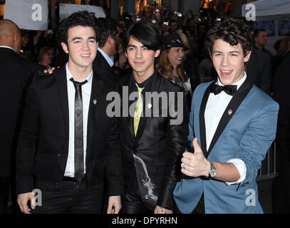 Feb 2009 - Hollywood, Californie, USA - Les JONAS BROTHERS arrivant à l 'Jonas Brothers : The 3D Concert Experience' tenue à l'El Capitan Theatre. (Crédit Image : Â© Lisa O'Connor/ZUMA Press) Banque D'Images