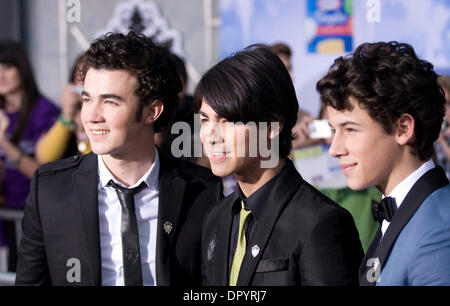 Feb 2009 - Hollywood, Californie, USA - Les JONAS BROTHERS arrivant à l 'Jonas Brothers : The 3D Concert Experience' tenue à l'El Capitan Theatre. (Crédit Image : Â© Lisa O'Connor/ZUMA Press) Banque D'Images