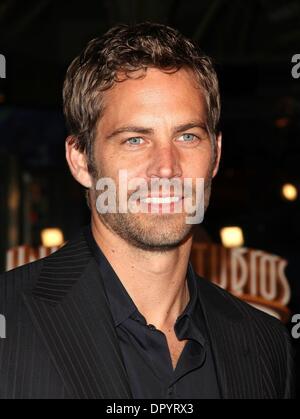 Mar 12, 2009 - Universal City, California, USA - l'Acteur PAUL WALKER arrivant à l 'Fast & Furious' Première mondiale tenue à l'Amphithéâtre Gibson. (Crédit Image : Â© Lisa O'Connor/ZUMA Press) Banque D'Images