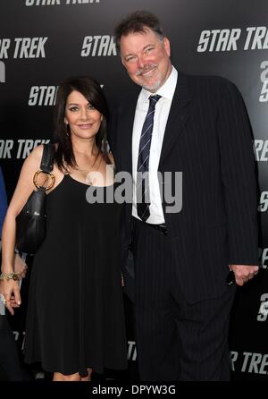 Apr 30, 2009 - Hollywood, Californie, USA - Actrice MARINA SIRTIS & Jonathan Frakes acteur arrivant à la 'Star Trek' Los Angeles Premiere tenue au Grauman's Chinese Theatre. (Crédit Image : Â© Lisa O'Connor/ZUMA Press) Banque D'Images