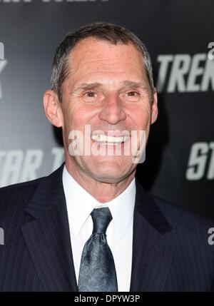 Apr 30, 2009 - Hollywood, Californie, USA - l'Acteur BEN CROSS arrivant à la 'Star Trek' Los Angeles Premiere tenue au Grauman's Chinese Theatre. (Crédit Image : Â© Lisa O'Connor/ZUMA Press) Banque D'Images