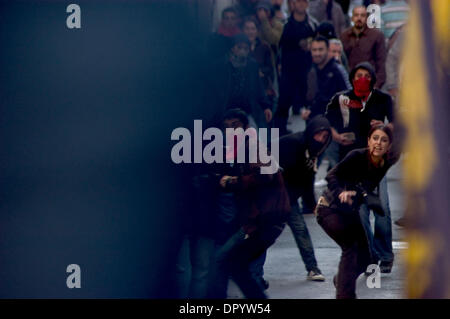 01 mai 2009 - Istanbul, Turquie - Manifestants vu des affrontements avec la police anti-émeute a bloqué leur chemin au cours de la journée peut dans le centre d'Istanbul, Turquie, le 1 mai 2009.La Turquie est le premier mai, des manifestations ont été marquées par des violences pour la troisième année consécutive que la police a lutté pour arrêter les manifestants d'atteindre Istanbul's landmark Place Taksim. Les agents anti-émeutes a tiré des canons à eau et gaz lacrymogènes dans Banque D'Images