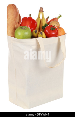 Sac réutilisable rempli d'un pain, légumes et fruits, isolated on white Banque D'Images