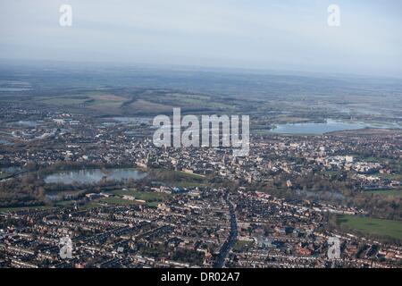 Oxford, UK. 14 janvier 2014. La Tamise, Oxford, dans le déluge . Vue d'Oxford, à l'Ouest sur le St Clements, de l'Est et l'Oxford Cowley road, avec Portmeadow au top , une plaine inondable. Credit : Adrian arbib/Alamy Live News Banque D'Images