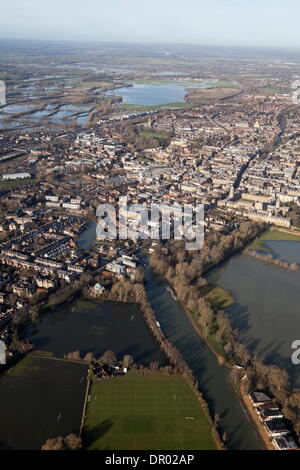 Oxford, UK. 14 janvier 2014. La Tamise, Oxford, dans le déluge . Vue d'Oxford, à au nord d'Portmeadow. Christchurch meadow en premier plan et la Tamise inondées au bas de l'image. Credit : Adrian arbib/Alamy Live News Banque D'Images