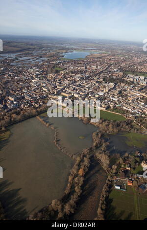 Oxford, UK. 14 janvier 2014. La Tamise, Oxford, dans le déluge . Vue d'Oxford, à au nord vers Portmeadow. Christchurch pré et la Tamise inondées au bas de l'image. Credit : Adrian arbib/Alamy Live News Banque D'Images