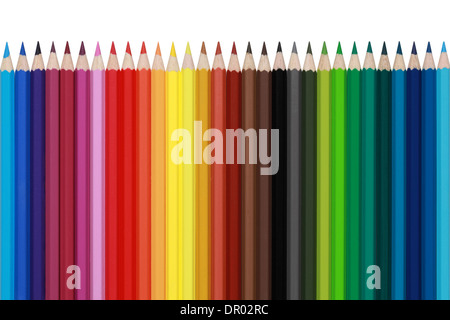 Crayons de couleur dans une rangée, isolé sur fond blanc Banque D'Images