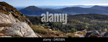 Vue depuis le sentier sentier sur le mont Floyen sur les montagnes entourant la ville de Bergen, Hordaland région, Norvège, Scandinavie Banque D'Images