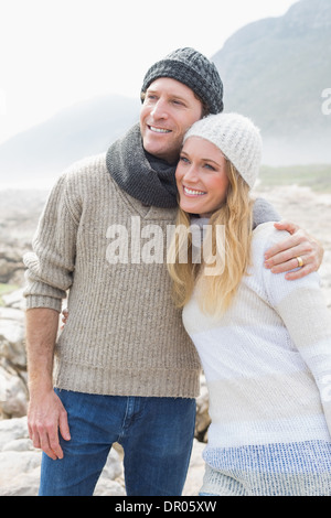 Jeune couple debout sur un paysage rocheux Banque D'Images