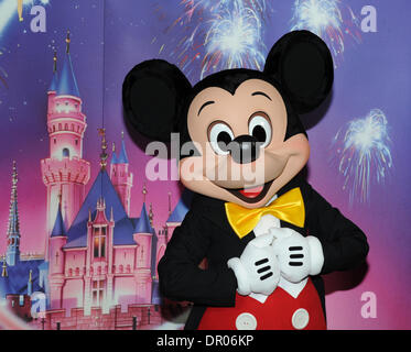 Munich, Allemagne. 16 janvier, 2014. Micky Mouse pose au cours de la partie pour le Disney Channel à Lenbach Palace à Munich, Allemagne, le 16 janvier 2014. Le nouveau Disney Channel en allemand Free TV démarre le 17 janvier 2014. Photo : URSULA DUEREN/dpa/Alamy Live News Banque D'Images