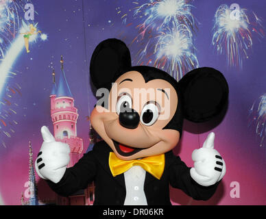 Munich, Allemagne. 16 janvier, 2014. Micky Mouse pose au cours de la partie pour le Disney Channel à Lenbach Palace à Munich, Allemagne, le 16 janvier 2014. Le nouveau Disney Channel en allemand Free TV démarre le 17 janvier 2014. Photo : URSULA DUEREN/dpa/Alamy Live News Banque D'Images