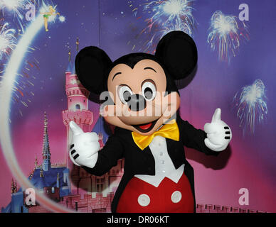 Munich, Allemagne. 16 janvier, 2014. Micky Mouse pose au cours de la partie pour le Disney Channel à Lenbach Palace à Munich, Allemagne, le 16 janvier 2014. Le nouveau Disney Channel en allemand Free TV démarre le 17 janvier 2014. Photo : URSULA DUEREN/dpa/Alamy Live News Banque D'Images