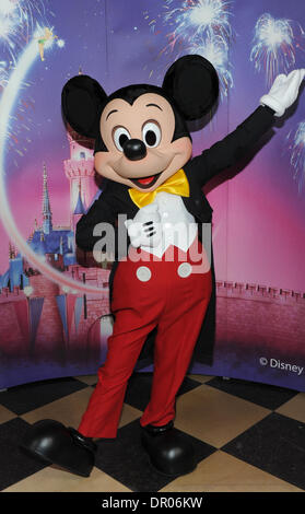 Munich, Allemagne. 16 janvier, 2014. Micky Mouse pose au cours de la partie pour le Disney Channel à Lenbach Palace à Munich, Allemagne, le 16 janvier 2014. Le nouveau Disney Channel en allemand Free TV démarre le 17 janvier 2014. Photo : URSULA DUEREN/dpa/Alamy Live News Banque D'Images