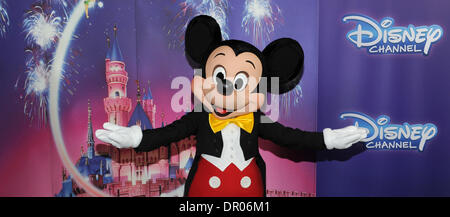 Munich, Allemagne. 16 janvier, 2014. Micky Mouse pose au cours de la partie pour le Disney Channel à Lenbach Palace à Munich, Allemagne, le 16 janvier 2014. Le nouveau Disney Channel en allemand Free TV démarre le 17 janvier 2014. Photo : URSULA DUEREN/dpa/Alamy Live News Banque D'Images