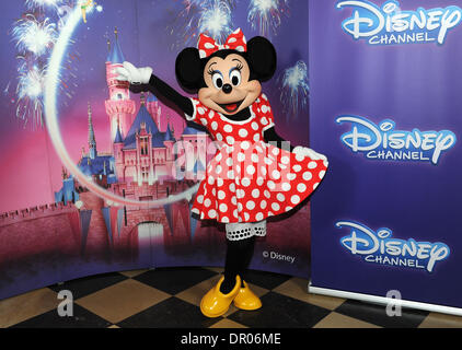 Munich, Allemagne. 16 janvier, 2014. Minni Mouse pose au cours de la partie pour le Disney Channel à Lenbach Palace à Munich, Allemagne, le 16 janvier 2014. Le nouveau Disney Channel en allemand Free TV démarre le 17 janvier 2014. Photo : URSULA DUEREN/dpa/Alamy Live News Banque D'Images