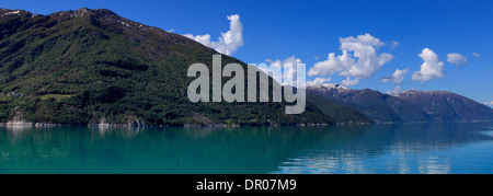 Montagnes entourant le Sognefjorden, Fjord de Sogn og Fjordane, région de Norvège, Scandinavie, l'Europe. Banque D'Images