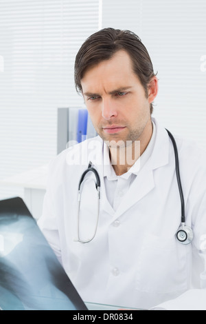 Doctor looking at x-ray photo de poumons in medical office Banque D'Images